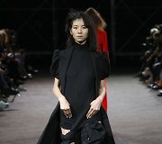 &bdquo;Yohji Yamamoto&ldquo; 2019 m. pavasario ir vasaros kolekcijos modelis