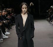 &bdquo;Yohji Yamamoto&ldquo; 2019 m. pavasario ir vasaros kolekcijos modelis