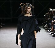 &bdquo;Yohji Yamamoto&ldquo; 2019 m. pavasario ir vasaros kolekcijos modelis
