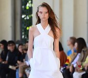 &bdquo;Salvatore Ferragamo&ldquo; 2020 m. pavasario ir vasaros kolekcijos modelis