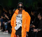 &bdquo;Versace&ldquo; 2020 m. pavasario ir vasaros kolekcijos modelis