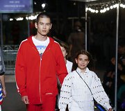 &bdquo;Sonia Rykiel&ldquo; 2019 m. pavasario ir vasaros kolekcijos modelis