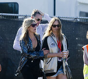 Kate Moss ir Stella McCartney su vyru Alasdhairu Willisu Glastonberio festivalyje