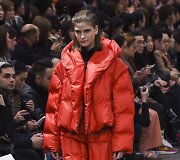 &bdquo;Issey Miyake&ldquo; 2020&ndash;2021 m. rudens ir žiemos kolekcijos modelis