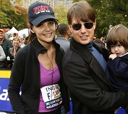 Katie Holmes ir Tomas Cruise'as su dukrele Suri.