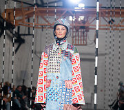 Laimos Jurčos ir Martos Veinbergos kolekcijos &bdquo;Collective Blanket&ldquo; modelis