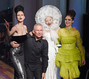 Jeanas Paulis Gaultier su kolekciją pristačiusiais modeliais