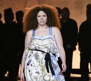 &bdquo;Tommy Hilfiger&ldquo; 2020 m. pavasario ir vasaros kolekcijos modelis