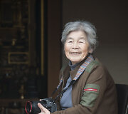 89 metų Kimiko Nishimoto i&scaron; Japonijos stebina socialinius tinklus neįprastomis asmenukėmis