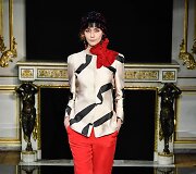 &bdquo;Giorgio Armani Priv&eacute;&ldquo; 2019 m. pavasario ir vasaros kolekcijos modelis