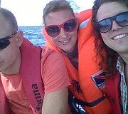 Mindaugas vairuoja laivą, Žydrė ir Timuras pozuoja bendrai asmenukei