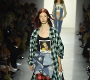 &bdquo;Jeremy Scott&ldquo; 2019 m. pavasario ir vasaros kolekcijos modelis