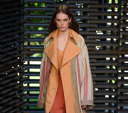 &bdquo;Roksanda&ldquo; 2019 m. pavasario ir vasaros kolekcijos modelis