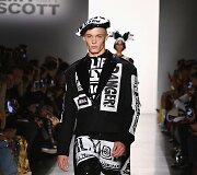 &bdquo;Jeremy Scott&ldquo; 2019&ndash;2020 m. rudens ir žiemos kolekcijos modelis