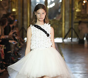 &bdquo;Giambattista Valli X H&M&ldquo; kolekcijos modelis