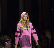 &bdquo;Jeremy Scott&ldquo; 2019 m. pavasario ir vasaros kolekcijos modelis