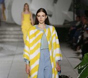 &bdquo;Carolina Herrera&ldquo; 2018 m. pavasario ir vasaros kolekcijos modelis