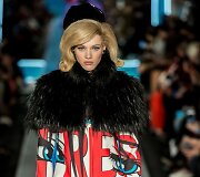 &bdquo;Moschino&ldquo; kolekcijos modelis