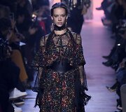 &bdquo;Elie Saab&ldquo; 2018&ndash;2019 m. rudens ir žiemos kolekcijos modelis
