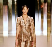 &bdquo;Fendi&ldquo; 2021 m. pavasario ir vasaros auk&scaron;tosios mados kolekcijos modelis: Christy Turlington