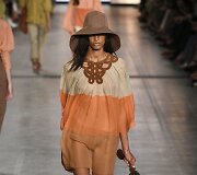&bdquo;Alberta Ferretti&ldquo; 2020 m. pavasario ir vasaros kolekcijos modelis
