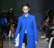 &bdquo;Proenza Schouler&ldquo; 2023 m. pavasario ir vasaros kolekcijos modelis