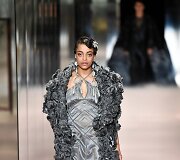 &bdquo;Fendi&ldquo; 2021 m. pavasario ir vasaros auk&scaron;tosios mados kolekcijos modelis