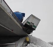Vilkiko avarija ties Bubiais &ndash; pakibo ant viaduko