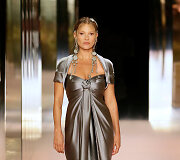 &bdquo;Fendi&ldquo; 2021 m. pavasario ir vasaros auk&scaron;tosios mados kolekcijos modelis: Kate Moss