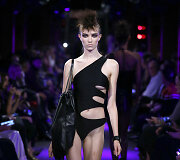 &bdquo;Tom Ford&ldquo; 2020 m. pavasario ir vasaros kolekcijos modelis