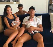 Cristiano Ronaldo su nė&scaron;čia drauge Georgina Rodriguez, sūnumi Cristiano jaunesniuoju ir dvynukais Eva ir Mateo
