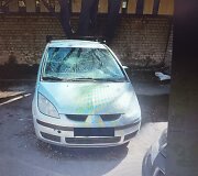 Trukdantys automobiliai Vilniaus Palangos g. kieme