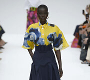 &bdquo;Carolina Herrera&ldquo; 2020 m. pavasario ir vasaros kolekcijos modelis