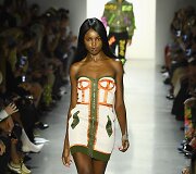 &bdquo;Jeremy Scott&ldquo; 2019 m. pavasario ir vasaros kolekcijos modelis