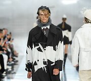 &bdquo;Maison Margiela&ldquo; 2020 m. pavasario ir vasaros kolekcijos modelis