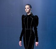&bdquo;Elie Saab&ldquo; 2021&ndash;2022 m. rudens ir žiemos kolekcijos modelis
