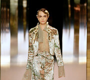 &bdquo;Fendi&ldquo; 2021 m. pavasario ir vasaros auk&scaron;tosios mados kolekcijos modelis: Cara Delevingne