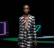 &bdquo;Emporio Armani&ldquo; 2021&ndash;2022 m. rudens ir žiemos kolekcijos modelis