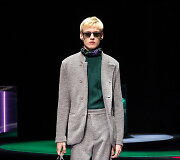 &bdquo;Emporio Armani&ldquo; 2021&ndash;2022 m. rudens ir žiemos kolekcijos modelis