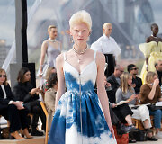 &bdquo;Alexander McQueen&ldquo; 2022 m. pavasario ir vasaros kolekcijos modelis