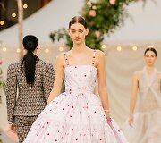 &bdquo;Chanel&ldquo; 2021 m. pavasario ir vasaros auk&scaron;tosios mados kolekcijos modelis