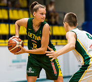 Lietuvos  moterų rinktinė ir Lietuvos jaunimo vaikinų (U16) rungtynių akimirka. Laura Ju&scaron;kaitė