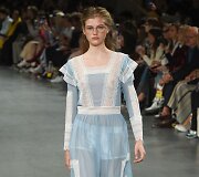 &bdquo;John Galliano&ldquo; 2019 m. pavasario ir vasaros kolekcijos modelis