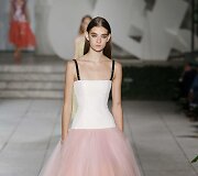 &bdquo;Carolina Herrera&ldquo; 2018 m. pavasario ir vasaros kolekcijos modelis