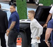 Justinas Bieberis su savo asmens sargybiniu