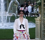 &bdquo;Chanel Haute Couture&ldquo; pavasario ir vasaros kolekcijos modelis 