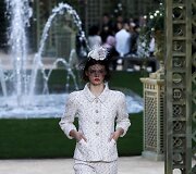 &bdquo;Chanel Haute Couture&ldquo; pavasario ir vasaros kolekcijos modelis 