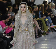 &bdquo;Elie Saab&ldquo; 2020 m. pavasario ir vasaros kolekcijos modelis