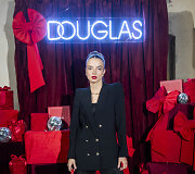 Rubino raudonos ir spindesio flirtas DOUGLAS kalėdiniame vakare