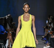 &bdquo;Proenza Schouler&ldquo; 2023 m. pavasario ir vasaros kolekcijos modelis